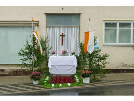 Altar- und Straßenschmuck zu Fonleichnam (Foto: Karl-Franz Thiede)